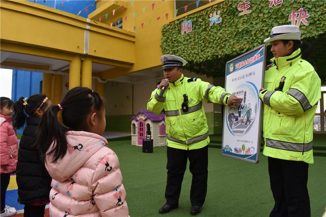 ༭  ͨѶԱ ¾ٽΪǿ׶·ͨȫʶұʶԤͼٵ·ͨ¹ʡ118磬ǽץסѧ԰ʱ֯³Ϻ׶԰չͨȫúٽͨȫԤ롱Ϻǹһƽֵĺ١ ǽ߽У԰ úٽͨȫԤ롱  ǽ߽У԰ úٽͨȫԤ롱  У׶ص㣬ͨ׶Ա﷽ʽǽ⽻ͨȫ֪ʶʶȫС·˳ʱӦصĽͨͳʶԼ׶صĵ·ͨȫɷ档񾯻ʶͨźŵ־ǳĽ⣬ְֵʾ⽻ָͨơֳǽЯĽͨȫñͨȫҵСƷŵǵС  ǽ߽У԰ úٽͨȫԤ롱  ǽ߽У԰ úٽͨȫԤ롱  ǽ߽У԰ úٽͨȫԤ롱  񾯻ͨƬķʽѧؽͨȫҪԣѧǺڼʱһҪؽͨȫɷ棬Ѱȫ֪ʶĸĸѣȷڼѧаȫ  ǽ߽У԰ úٽͨȫԤ롱  ǽ߽У԰ úٽͨȫԤ롱