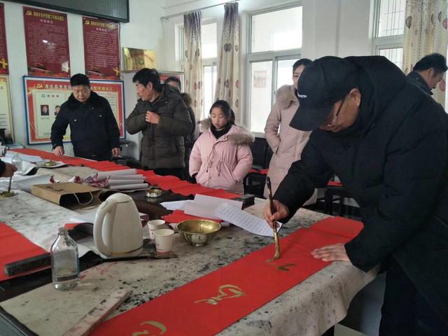 潼关开展道德春联进万家活动