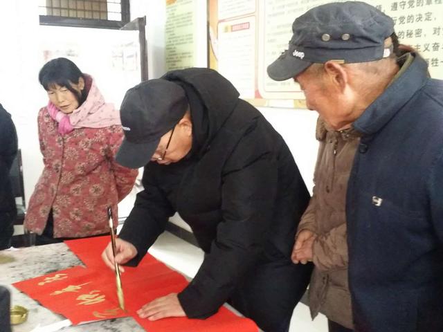 潼关开展道德春联进万家活动