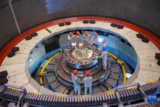 11月30日,技术人员在机坑里讨论检修方案。 新华社记者 周义 摄