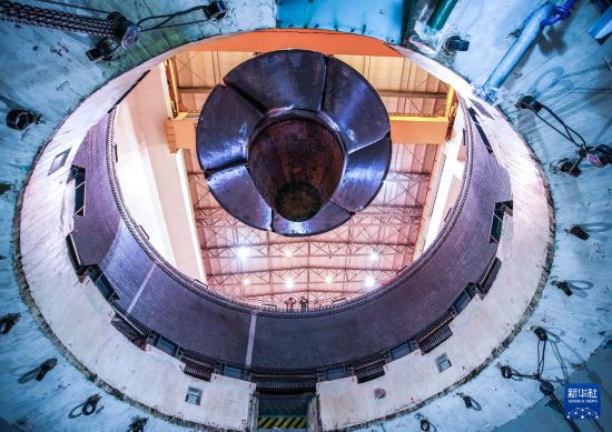 这是11月30日在检修现场拍摄的5号机组发电机坑。 新华社记者 周义 摄