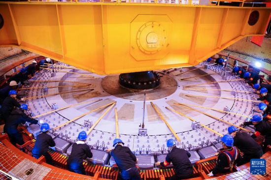 11月30日,工人在检修现场作业。 新华社记者 周义 摄