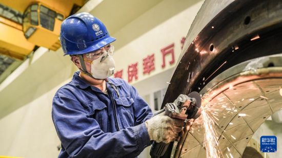 11月30日,工人在检修现场作业。 新华社记者 周义 摄