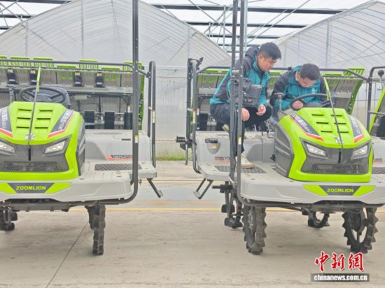3月13日,湖南大通湖区再生稻无人智慧农场的工作人员检查无人农机联网情况。 徐钢 摄