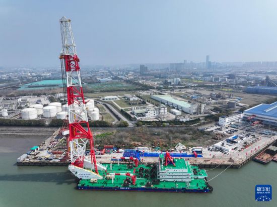 3月31日在江苏南通拍摄的156米动力定位打桩船“铁建大桥桩1”号(无人机照片)。 新华社记者 季春鹏 摄