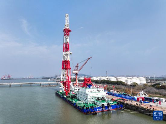 3月31日在江苏南通拍摄的156米动力定位打桩船“铁建大桥桩1”号(无人机照片)。新华社记者 季春鹏 摄