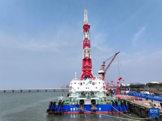 3月31日在江苏南通拍摄的156米动力定位打桩船“铁建大桥桩1”号(无人机照片)。 新华社记者 季春鹏 摄
