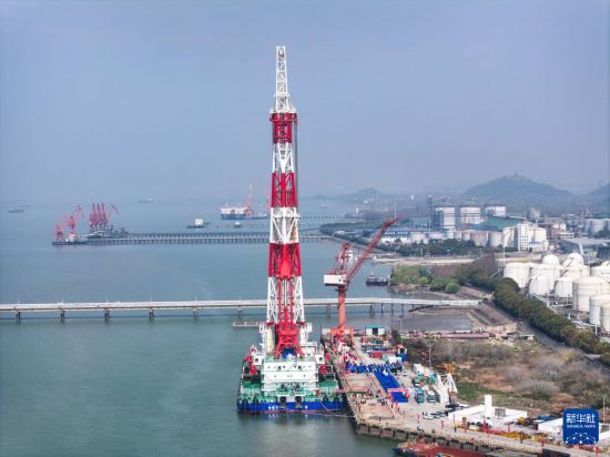 3月31日在江苏南通拍摄的156米动力定位打桩船“铁建大桥桩1”号(无人机照片)。 新华社记者 季春鹏 摄