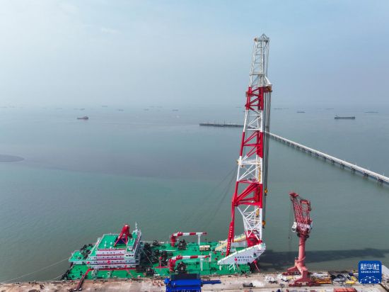 3月31日在江苏南通拍摄的156米动力定位打桩船“铁建大桥桩1”号(无人机照片)。 新华社记者 季春鹏 摄